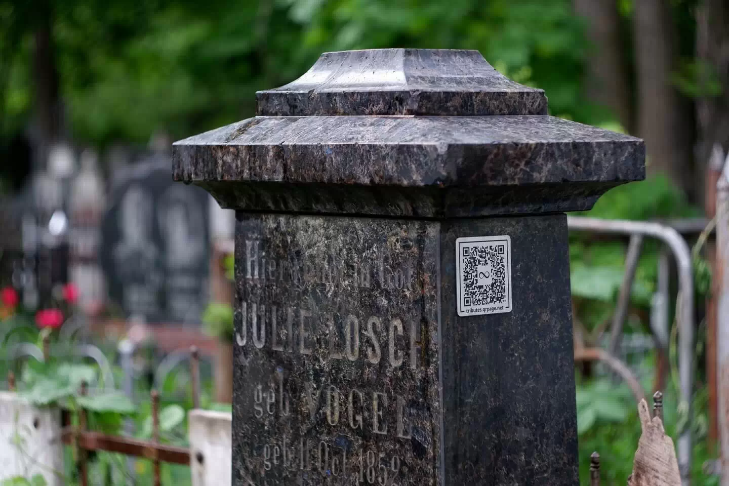 QR-код на старому надгробку з мармуру на кладовищі, серед зелені