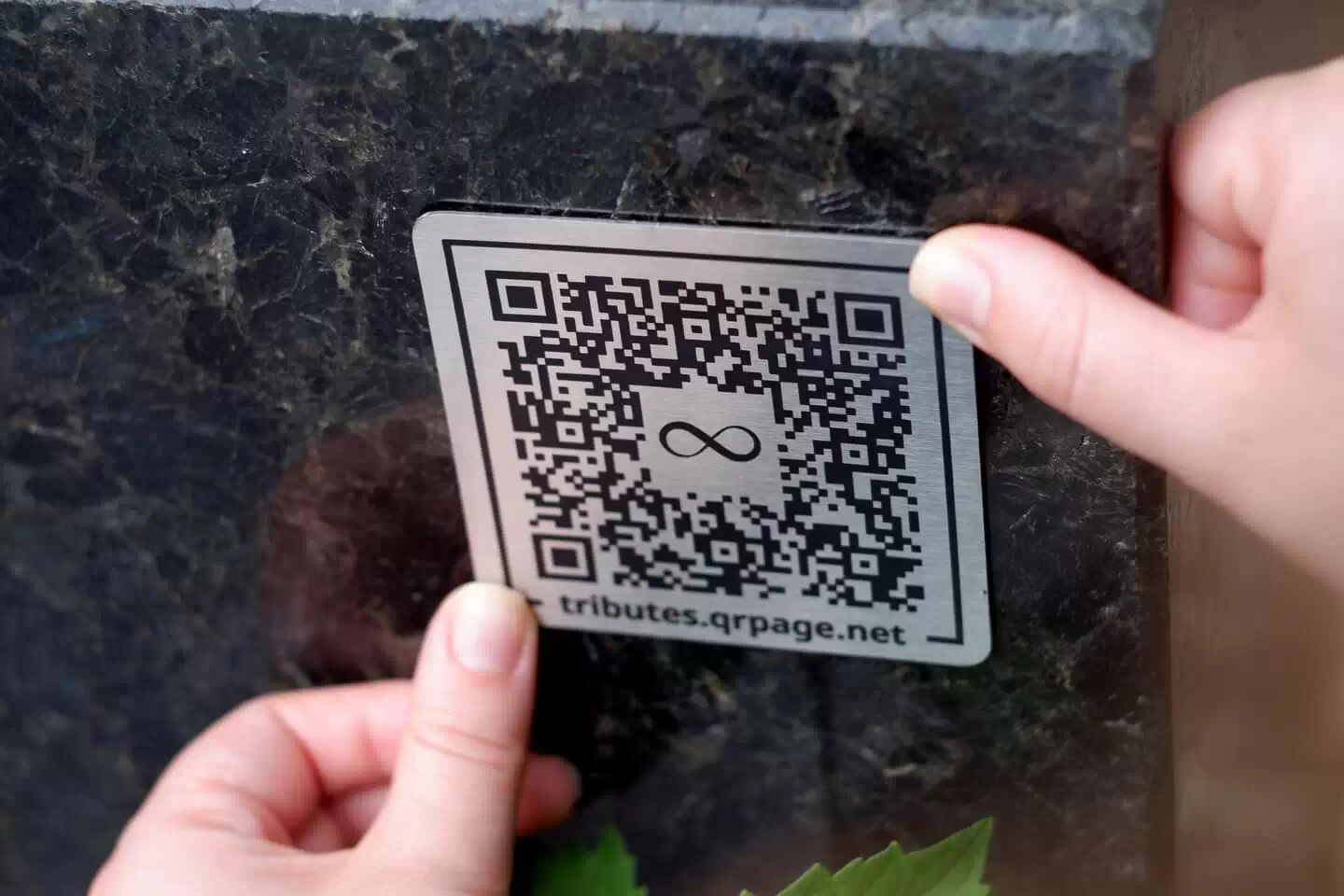 Закріплення меморіальної таблички з QR-кодом на поверхні надгробка з посиланням на онлайн-сторінку пам'яті
